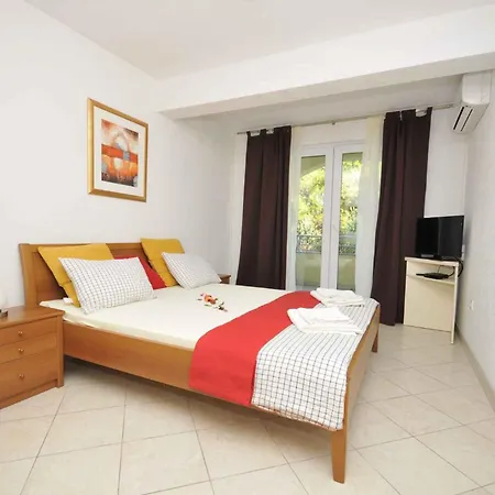 Apartment In Okrug Gornji 6188